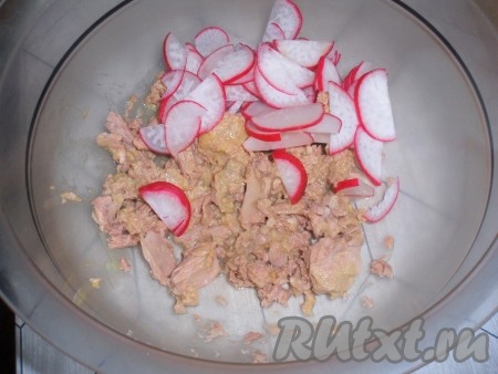 Редис вымыть, нарезать кольцами или полукольцами и выложить к тунцу.
