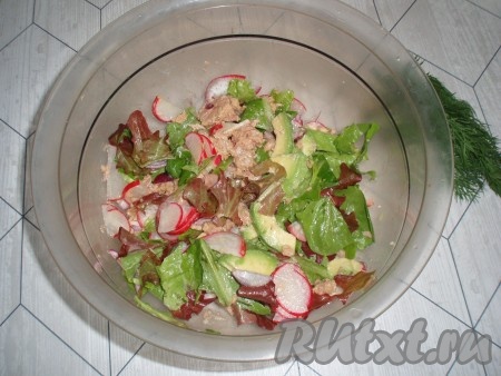 Салатные листья вымыть, обсушить, порвать на части. Добавить в салат маринованный лук, листья салата, 2 столовые ложки оливкового масла, посолить, поперчить и перемешать.
