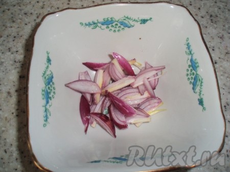 Лук очистить, нарезать, залить яблочным уксусом и оставить мариноваться.
