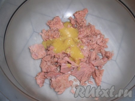 Кусочки тунца вынуть из жидкости, смешать с приготовленной заправкой и оставить минут на 10.
