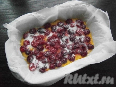 Сверху посыпать ягоды 30 граммами сахара.
