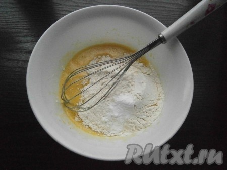 Добавить муку с разрыхлителем.
