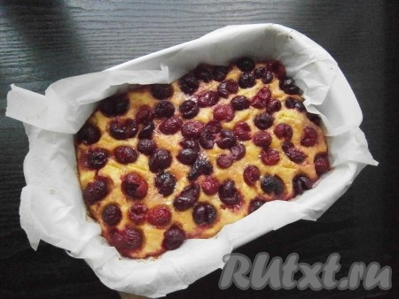 Выпекать пирог в разогретой духовке при температуре 180 градусов около 30-35 минут (готовность проверить деревянной лучинкой - при прокалывании готового пирога на лучинке не должно быть следов теста).
