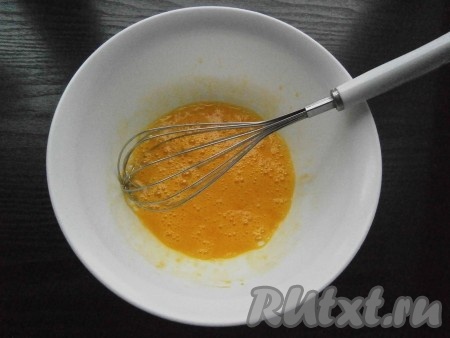 Яйца хорошенько взбить венчиком с солью.
