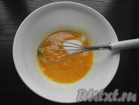 Всыпать сахар и ванилин, также взбить.
