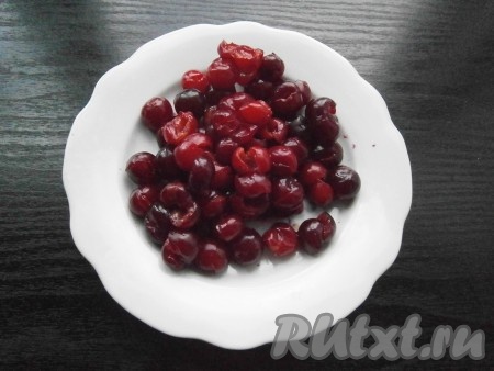 Из вишен удалить косточки. Если ягоды заморожены, из лучше разморозить и слить лишнюю жидкость.
