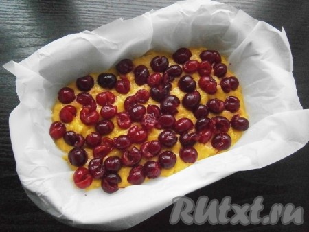 Небольшую форму для выпечки (у меня размер формы 22х15 см) застелить пергаментом, который немного смазать растительным маслом. Выложить тесто, разровнять. Сверху разместить слой вишен.
