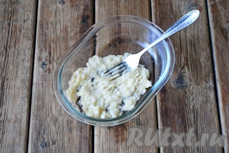 С помощью вилки размять нарезанный банан.