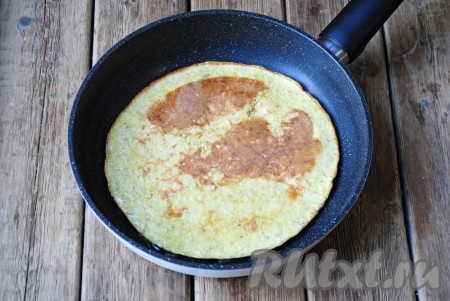 Жарить овсяноблин на небольшом огне по 2-3 минуты с каждой стороны.