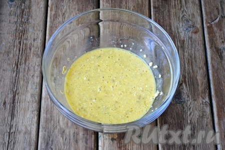 Тесто для овсяноблина готово. Оно будет средней густоты, текучим и неоднородным, за счёт овсяных хлопьев.