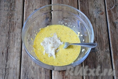 Затем добавить щепотку соли и кашицу банана, перемешать.