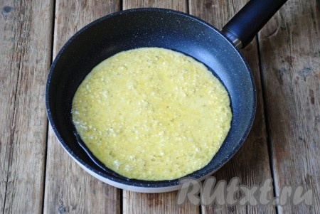 Разогреть сковороду с растительным маслом и вылить тесто, разровнять.