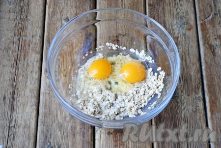 К набухшим хлопьям вбить яйца и перемешать.