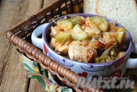 Затем убрать с огня, дать настояться минут 10 и можно подавать сочное, аппетитное и сытное блюдо к столу. Капуста, тушёная с курицей и кабачком, приятно разнообразит повседневное меню и станет полноценным обедом или ужином для всей семьи.