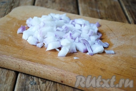 Лук очистить и нарезать на небольшие кубики.&nbsp;