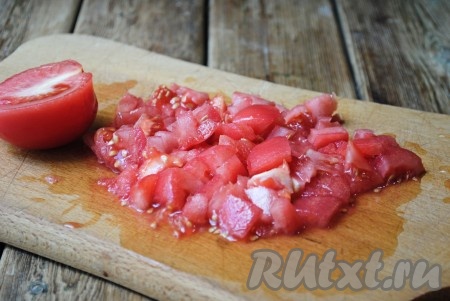 Помидоры вымыть. На каждом помидорчике сделать крестообразный разрез. Залить помидоры кипятком так, чтобы они были полностью погружены в воду, оставить на 1 минуту. Затем помидоры обдать холодной водой и снять кожицу. Мякоть нарезать на небольшие кубики.