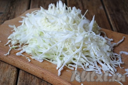Капусту нарезать тонкой соломкой.&nbsp;