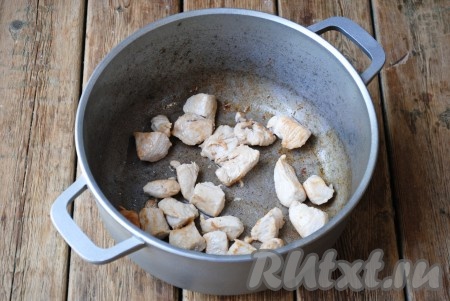 Обжарить мясо на достаточно сильном огне по 2-3 минуты с каждой стороны, добавить по вкусу соль. На мясе должна появиться румяная корочка.&nbsp;