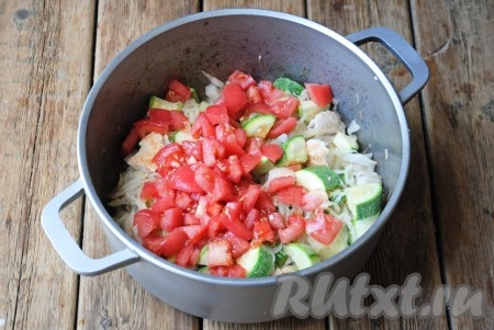 Следом за кабачками отправить помидоры. Посолить по вкусу и перемешать. Если помидоры очень кислые - нужно добавить немного сахара.&nbsp;
