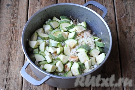 Затем к мясу и овощам выложить кабачки.&nbsp;