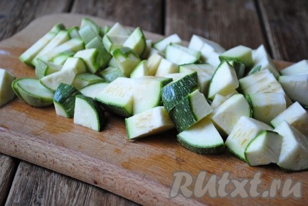 Кабачки вымыть, обсушить и нарезать на кусочки среднего размера. Если кабачки молодые - очищать от кожицы их не надо.&nbsp;