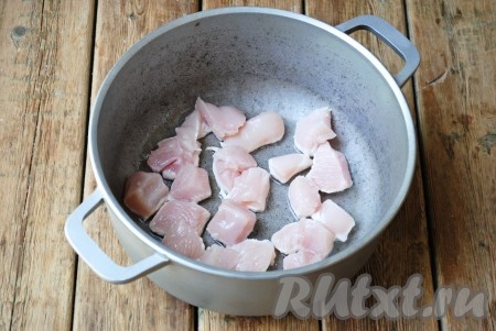 Куриное филе вымыть, обсушить, нарезать на небольшие кусочки одинакового размера. В казане (сковороде или толстостенной кастрюле) разогреть растительное масло и выложить кусочки мяса.&nbsp;