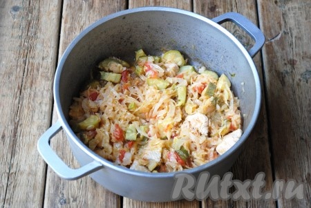 Накрыть казан (кастрюлю или сковороду) крышкой и тушить капусту с курицей и кабачками на медленном огне под крышкой около 30 минут, иногда перемешивая.&nbsp;
