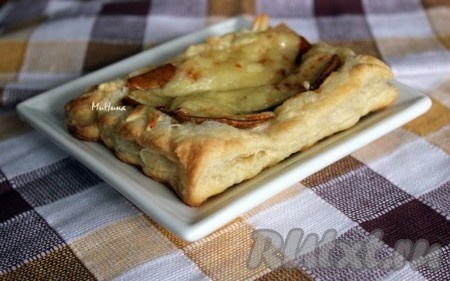 Слоёный пирог с грушами и сыром