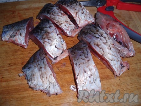 Рыбу почистить, промыть, удалить плавники, хвост и голову. Нарезать на порционные кусочки.