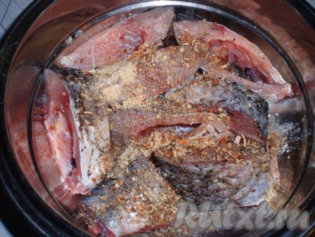 Рыбу посолить, добавить специи для рыбы.&nbsp;&nbsp;
