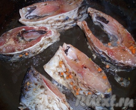 Овощи очистить. Лук нарезать произвольно. Морковь натереть на крупной терке. На сковороде раскалить растительное масло, добавить сливочное масло и обжарить куски рыбы с двух сторон до золотистой корочки. Сложить обжаренные кусочки карася в посуду для тушения.