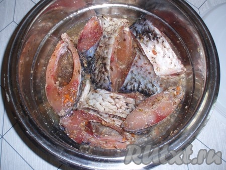 Залить рыбу пивом и оставить мариноваться на 30 минут.