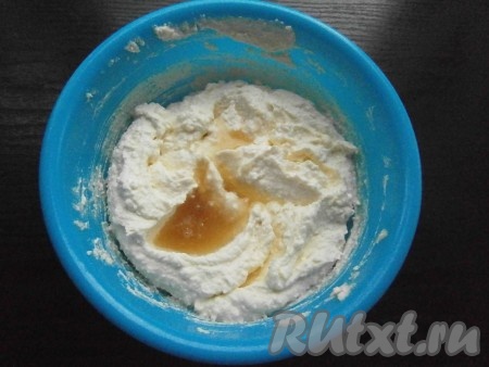 Желатин в небольшой ёмкости залить 3 столовыми ложками воды комнатной температуры, перемешать и оставить на 10 минут, после чего его растопить на водяной бане, не доводя до кипения. Дать немного остыть и вылить его в творожную массу. Ещё раз пробить творожную массу погружным блендером.