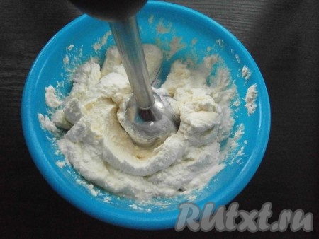 Пробить творожную массу погружным блендером до однородности.
