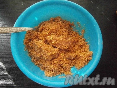 Сливочное масло растопить (я растапливаю в микроволновке), немного остудить, добавить его в крошку из печенья, перемешать.&nbsp;