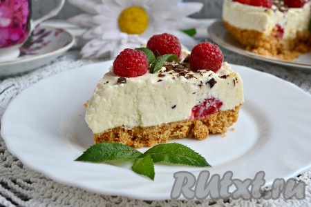 Аппетитный, нежный чизкейк нарезать на части и подать к столу. Сочетание творога и малины делает этот десерт необыкновенно вкусным!