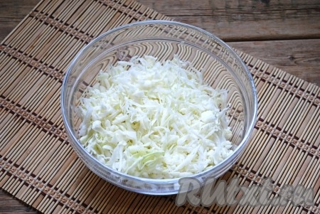 Капусту нарезать на тонкие полоски и выложить в миску.&nbsp;
