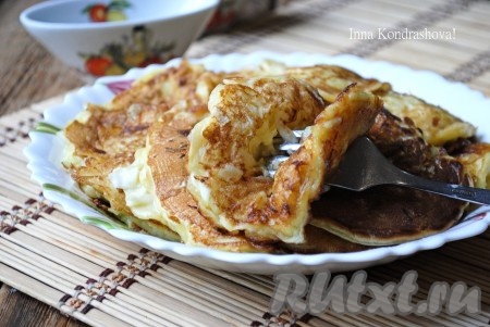 К столу оладушки из капусты подаём горячими со сметаной или сметанным соусом.&nbsp;
