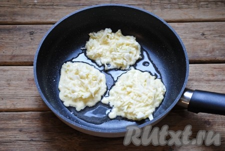 Небольшое количество растительного масла разогреть в сковороде и столовой ложкой выложить тесто, формируя капустные оладьи желаемого размера. 