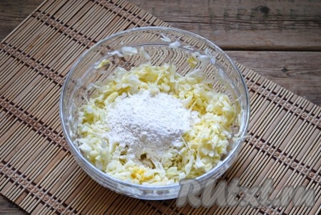 Затем влить кефир, всыпать просеянную муку и соду. Соду ничем гасить не надо, так как мы её смешиваем с кисломолочным продуктом.&nbsp;
