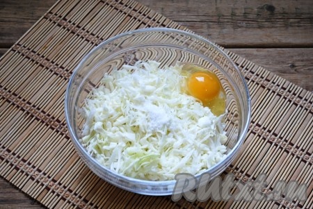К капусте добавить соль и вбить яйцо.&nbsp;
