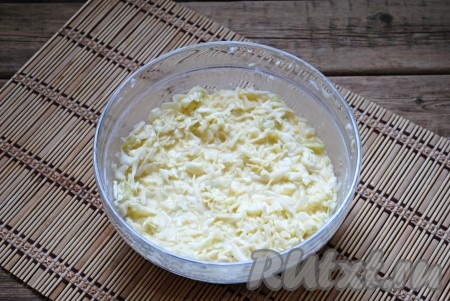 Перемешать получившееся тесто и оставить "отдохнуть" минут на 10.&nbsp;
