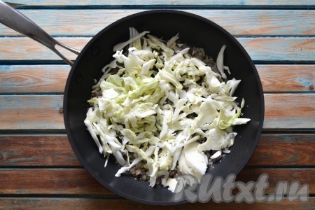 Нашинковать капусту и выложить её в сковороду к луку.
