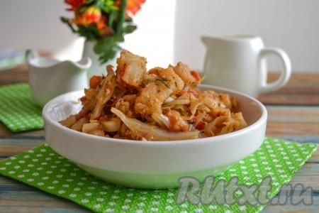 Неимоверно сочную, ароматную тушеную капусту вместе с нежным рыбным филе сразу же подать к столу. Я уверена, что к этому рецепту вы вернетесь еще не раз.
