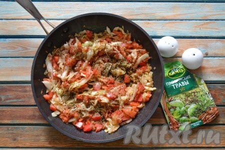 Всыпать соль, черный молотый перец и прованские травы. Также по вкусу вы можете добавить любимые приправы. Продолжить тушить при минимальном огне до полного испарения жидкости, иногда помешивая. У меня на это ушло 15 минут.
