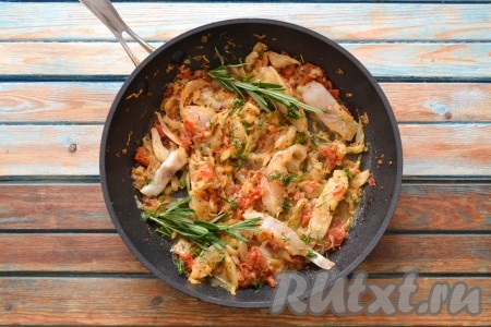 За минуту до конца тушения добавить измельченный укроп и веточку розмарина, посолить по вкусу.
