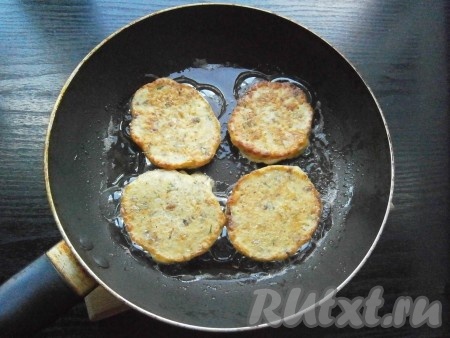 Жарить оладьи на среднем огне до румяного цвета с двух сторон.
