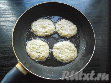 Столовой ложкой выкладывать тесто на сковороду, хорошо разогретую с растительным маслом, в виде небольших лепешек.
