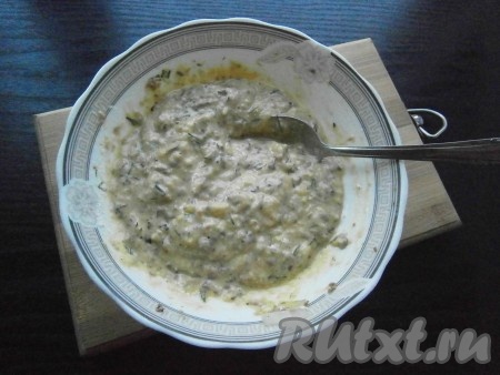 Замесить тесто, густота которого будет, как тесто на обычные оладьи (в меру густое).
