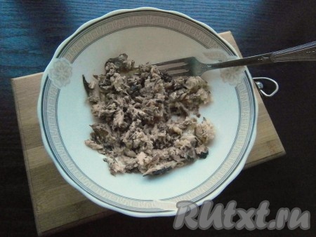 Из банки с консервами слить масло и всю жидкость. Размять рыбу вилкой.
